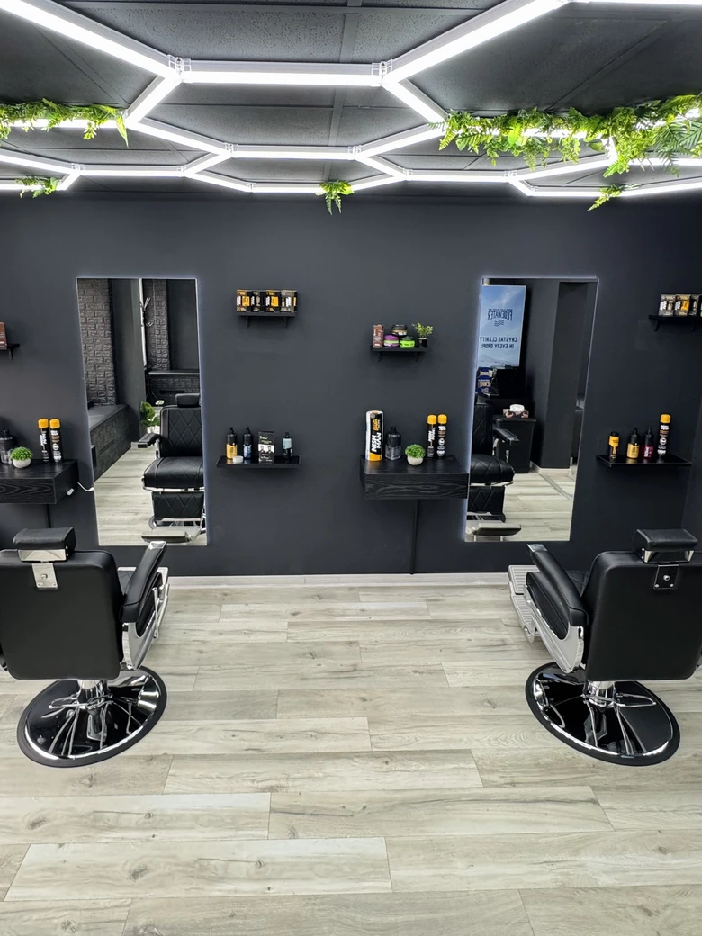 Barber székek és fali dizájn a Neo Barber Tatabányában