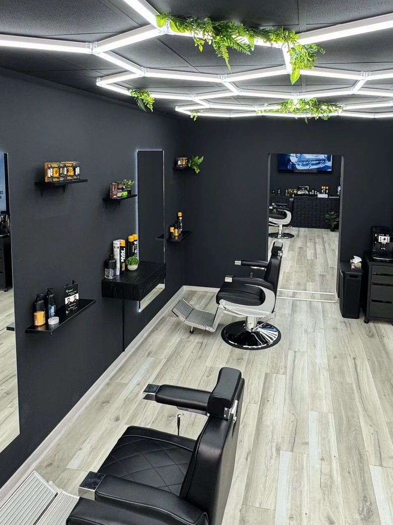 Modern barbershop belső tér a Neo Barber Tatabányában
