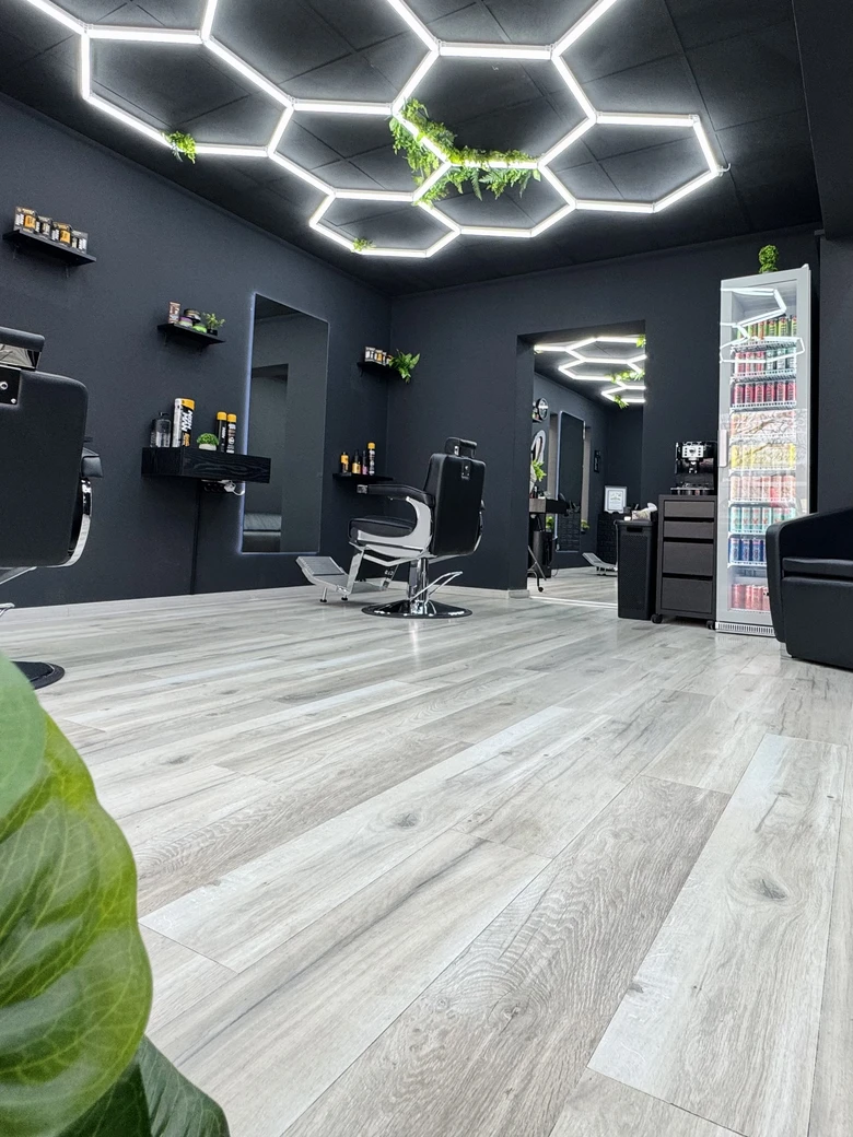 Tágas belső tér a Neo Barber Tatabánya barbershopban