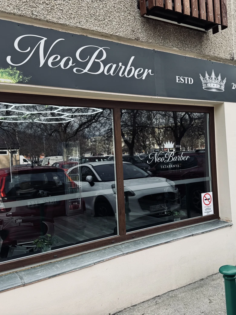 A Neo Barber Tatabánya barbershop külső megjelenése