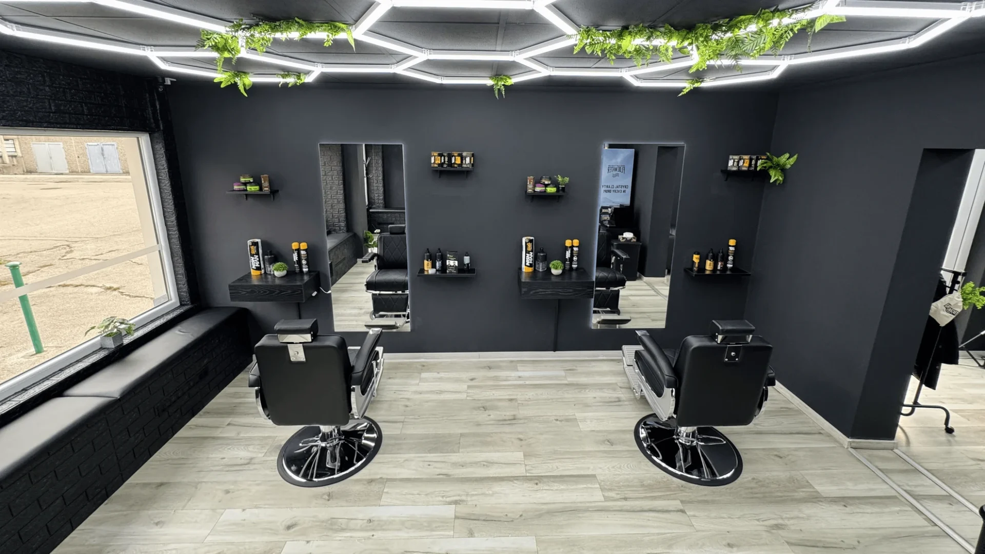 Barber székek és fali dizájn a Neo Barber Tatabányában