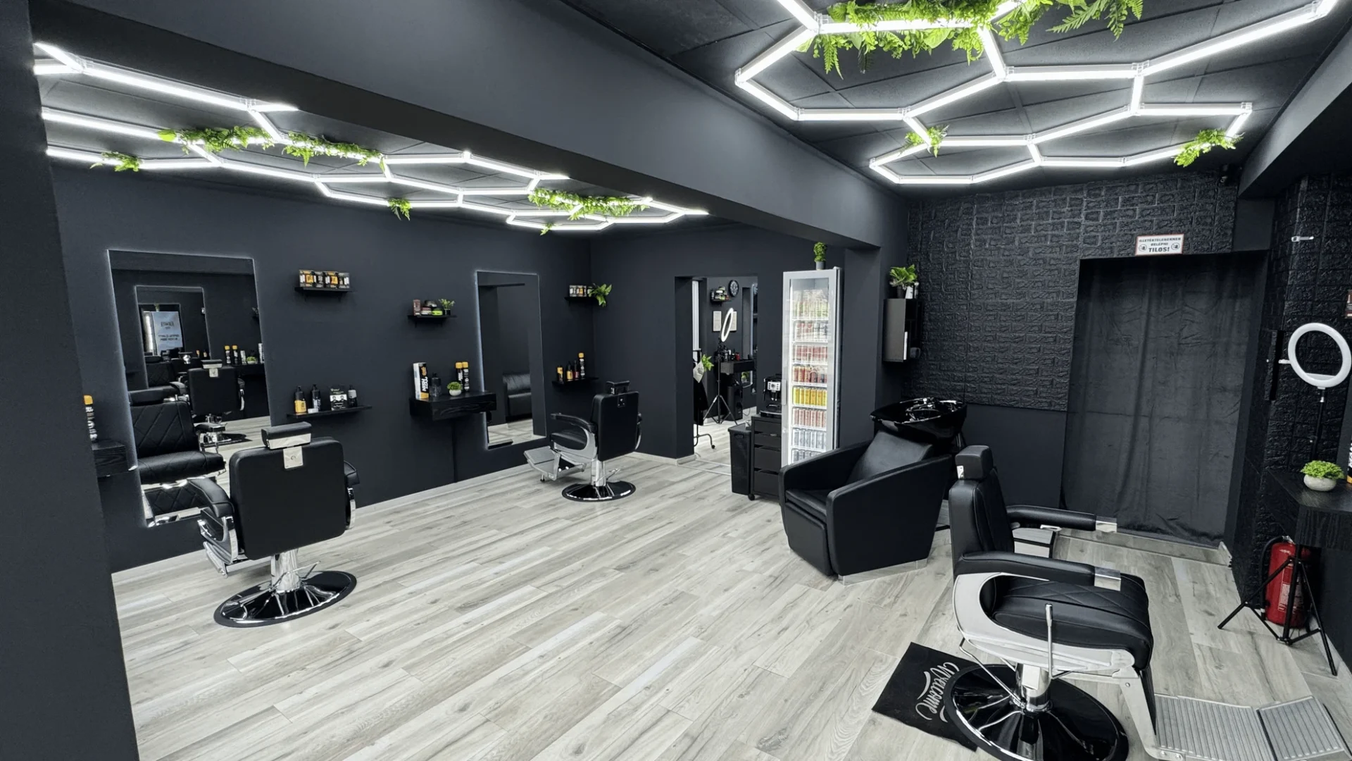 Barber székek és munkaállomások a Neo Barber Tatabányában