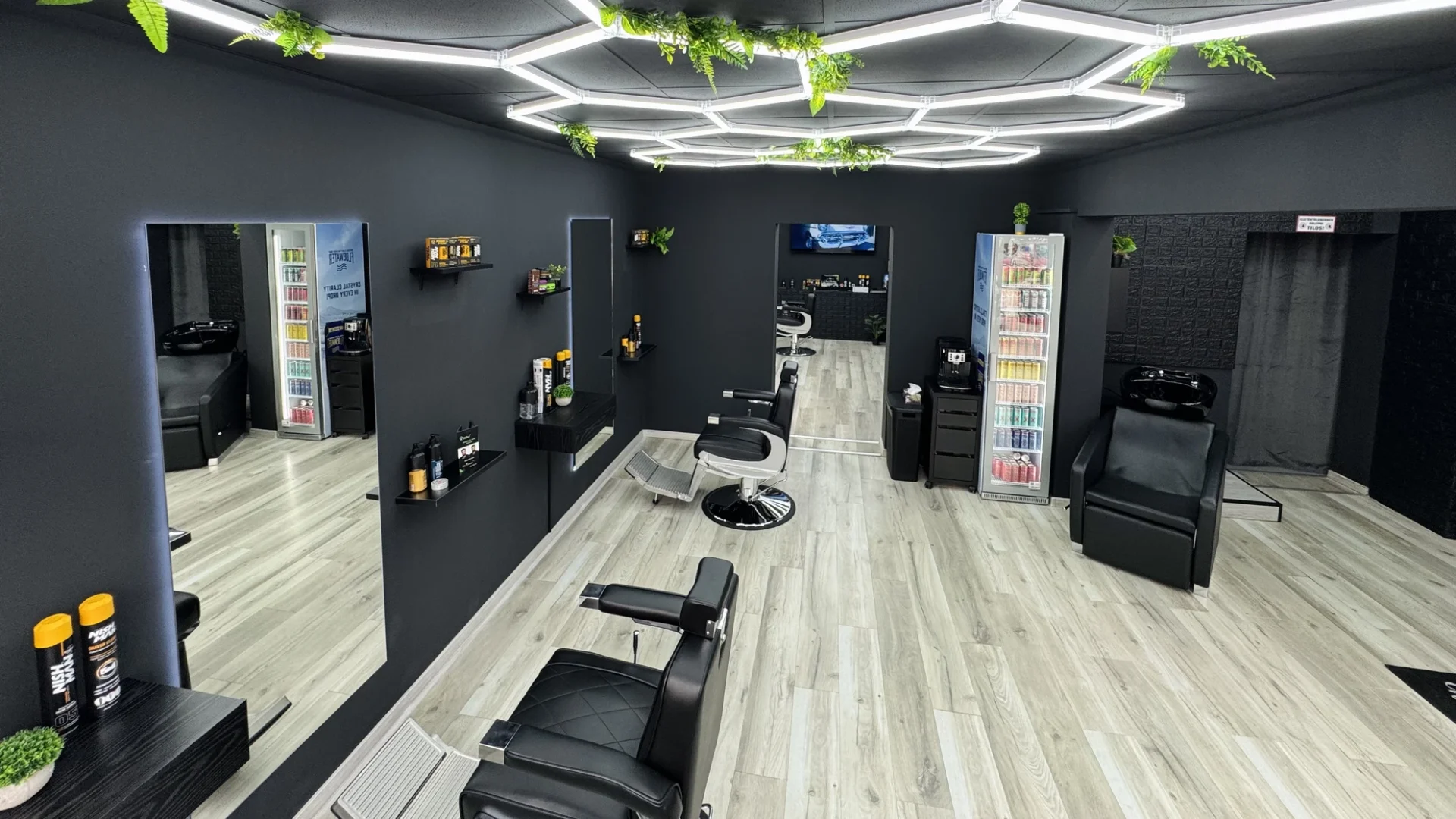 Modern barbershop belső tér a Neo Barber Tatabányában