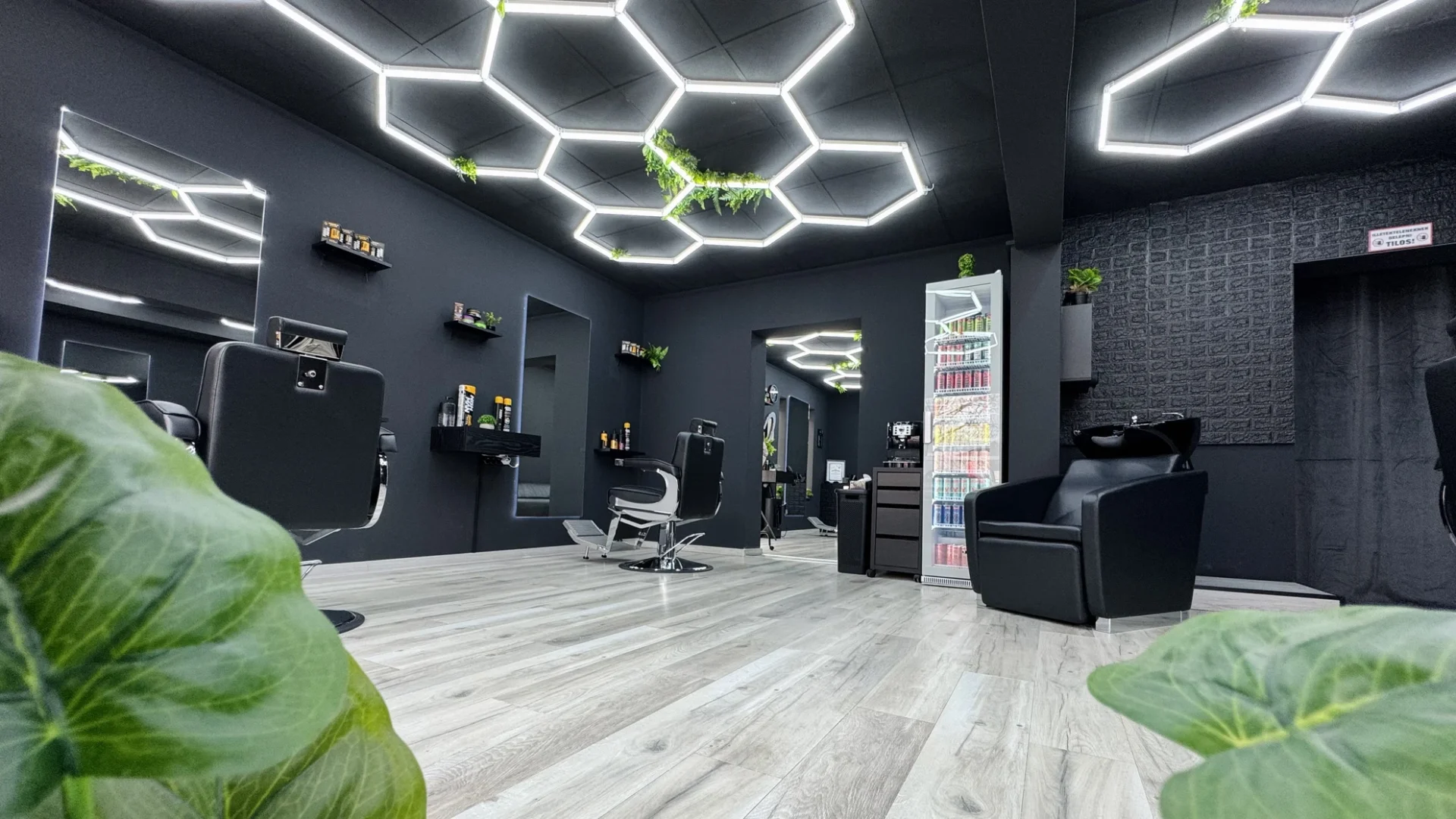 Tágas belső tér a Neo Barber Tatabánya barbershopban