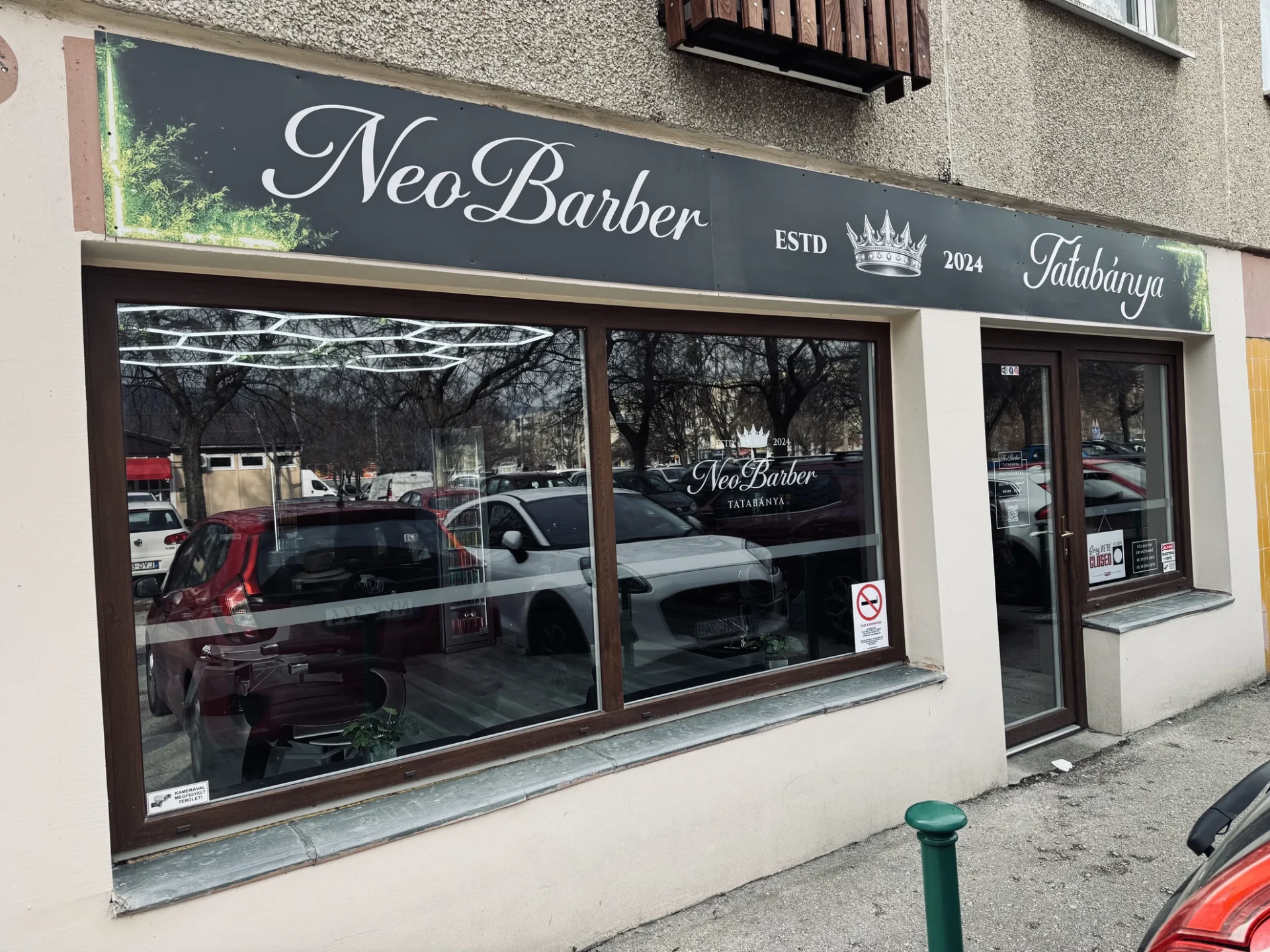 A Neo Barber Tatabánya barbershop külső megjelenése