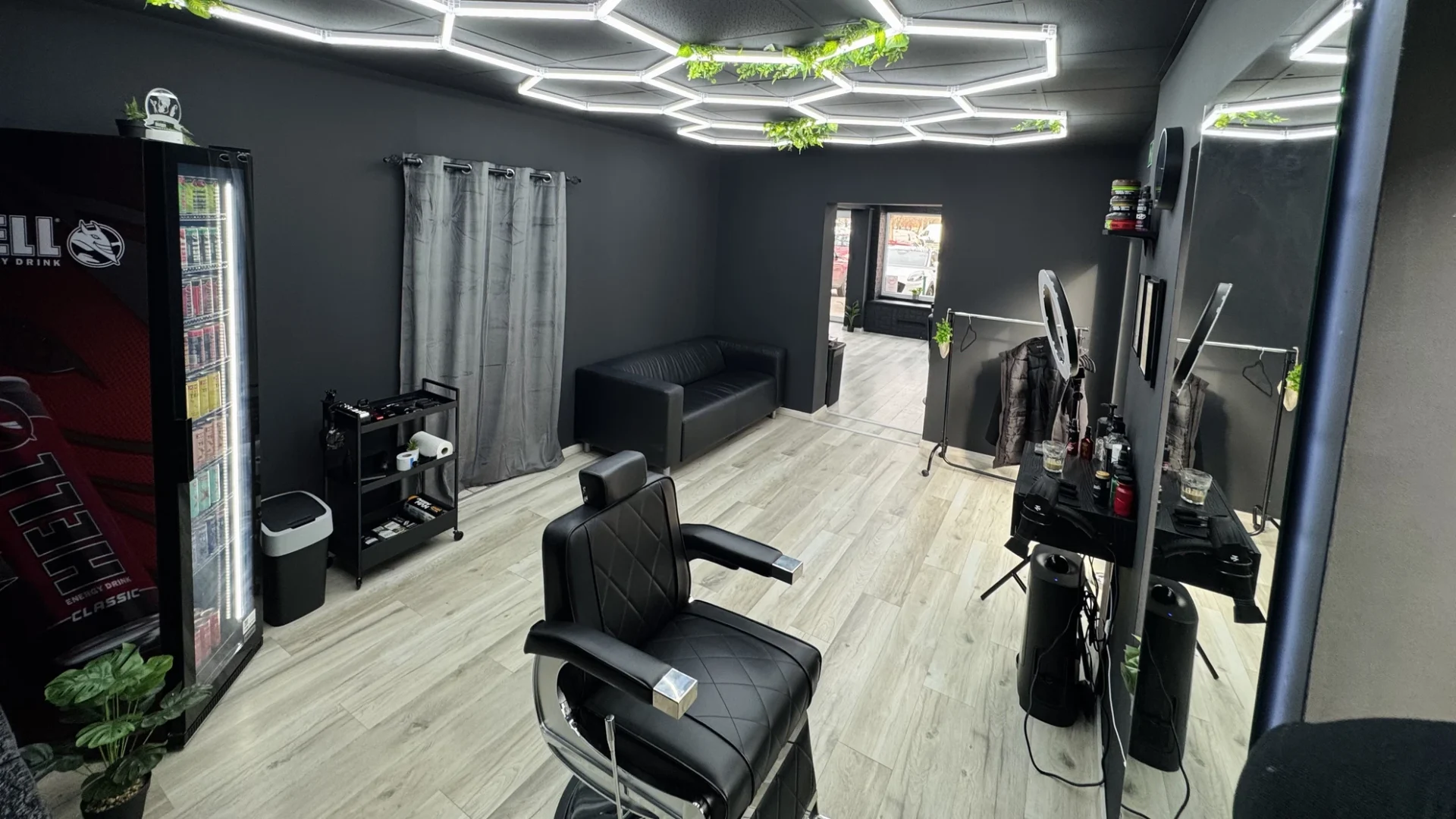 Egyedi barber munkaállomás a Neo Barber Tatabánya szalonban