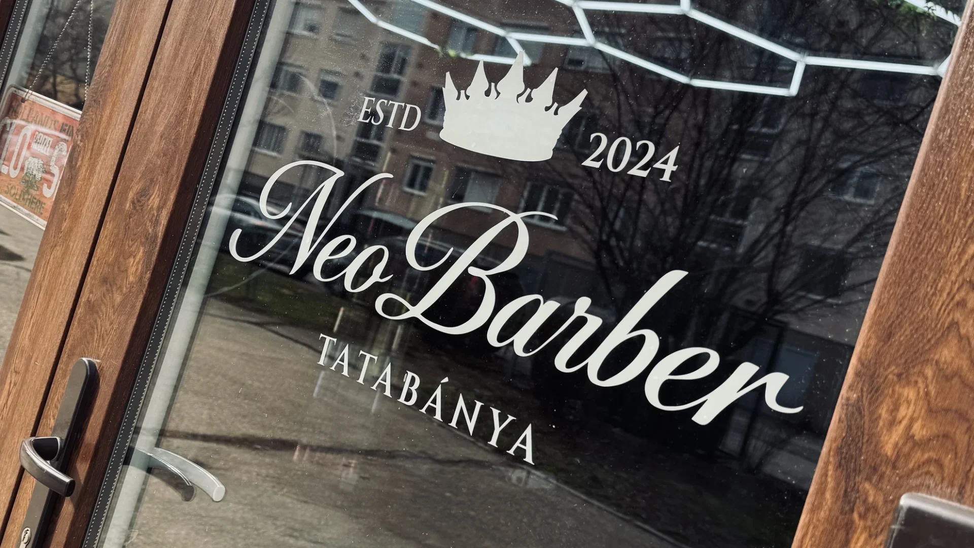 Neo Barber Tatabánya logó az üzlet bejáratán