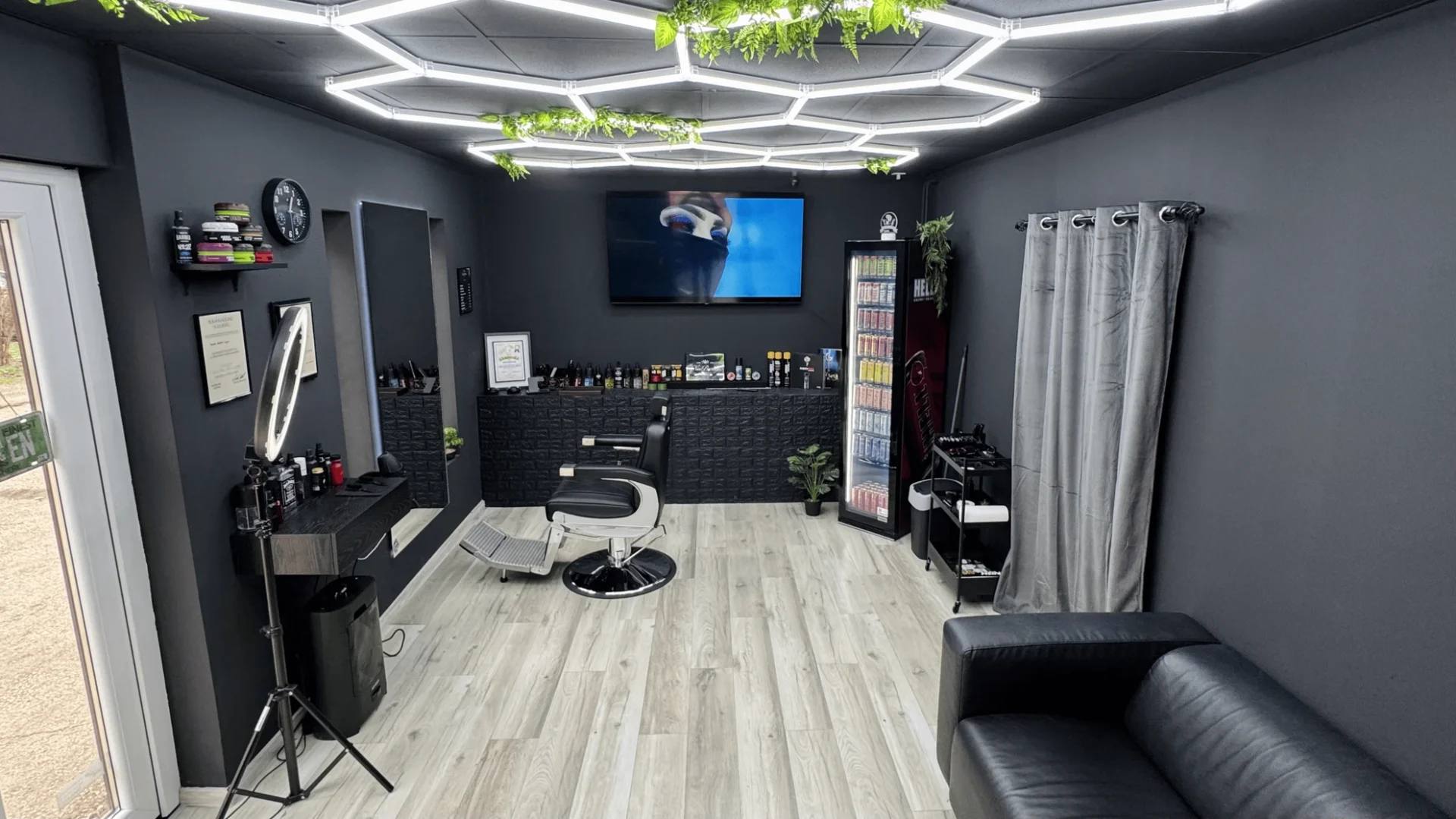 Várakozó és barber munkaterület a Neo Barber Tatabányában