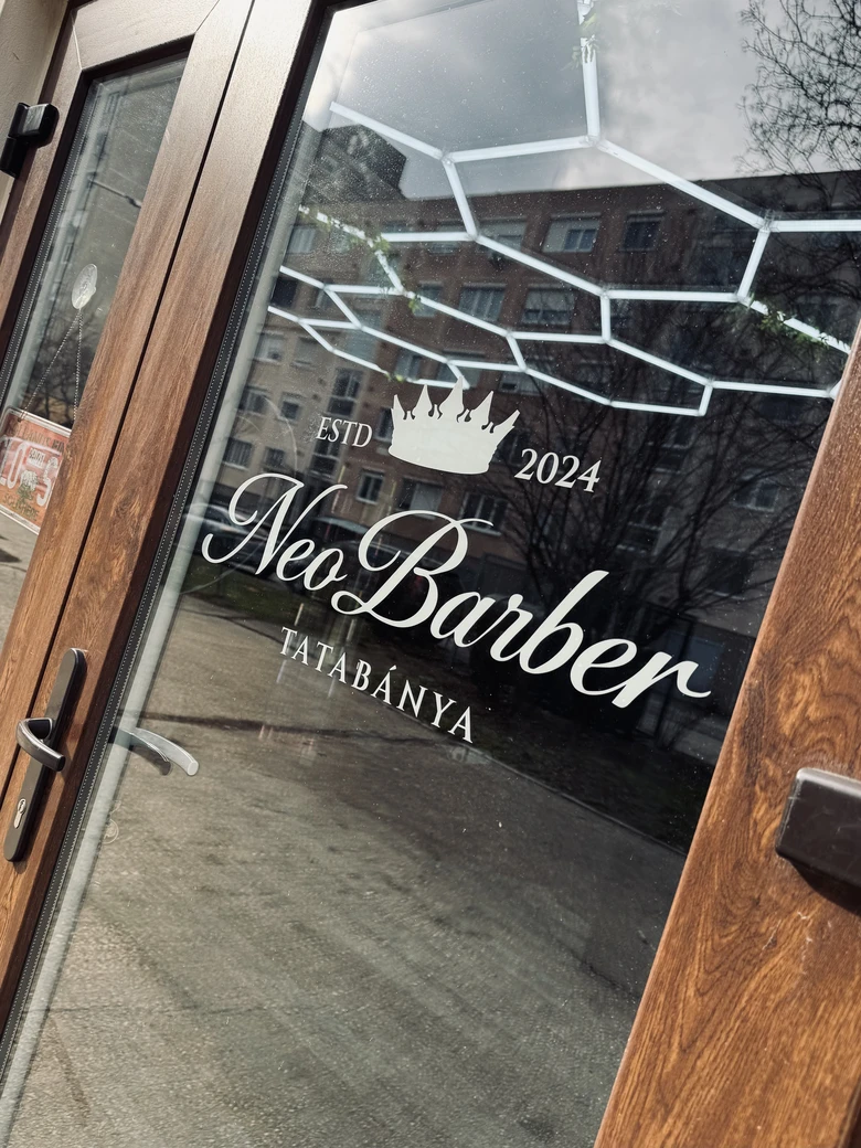 Neo Barber Tatabánya logó az üzlet bejáratán