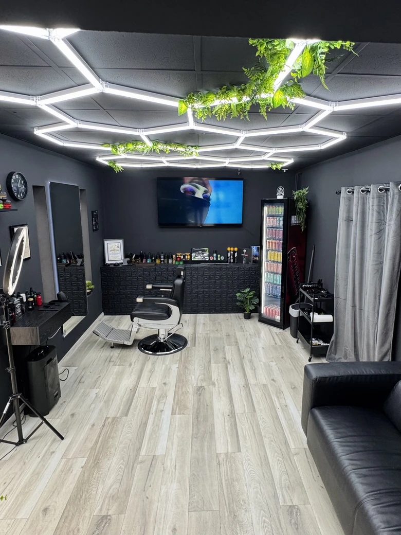 Várakozó és barber munkaterület a Neo Barber Tatabányában